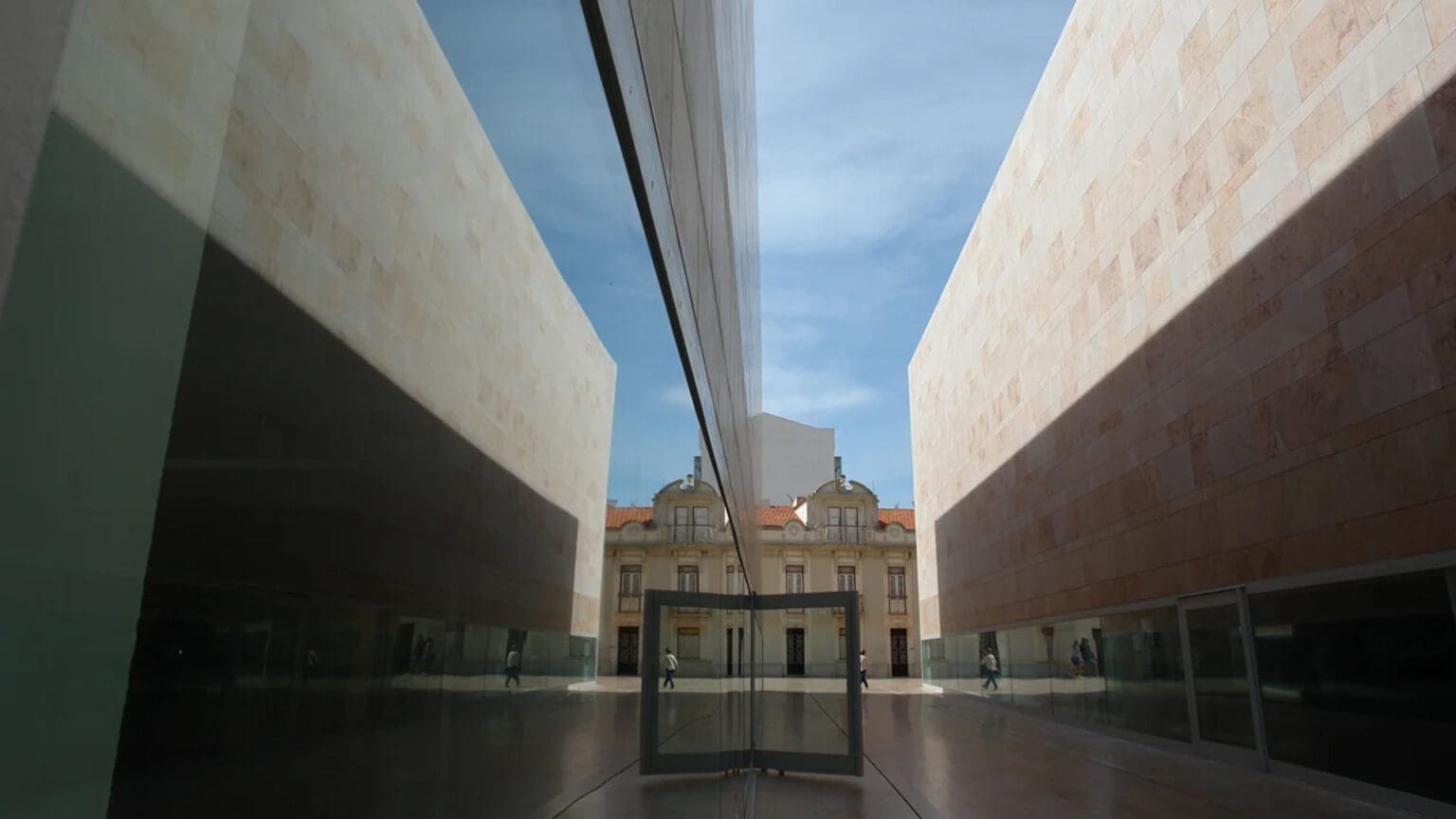 Sines recebe exposição sobre o Holocausto na Biblioteca do Centro de Artes