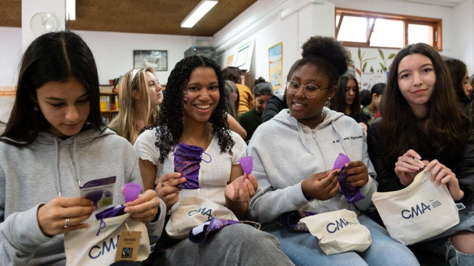 Câmara de Almada Distribui Kits de Higiene Feminina para Alunas do Município