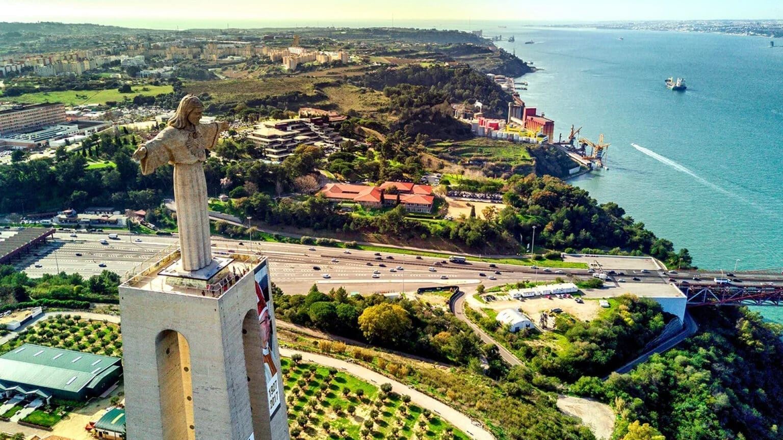 Alojamento Local com 77% das Camas Turísticas: Uma Visão Abrangente sobre o Turismo em Almada