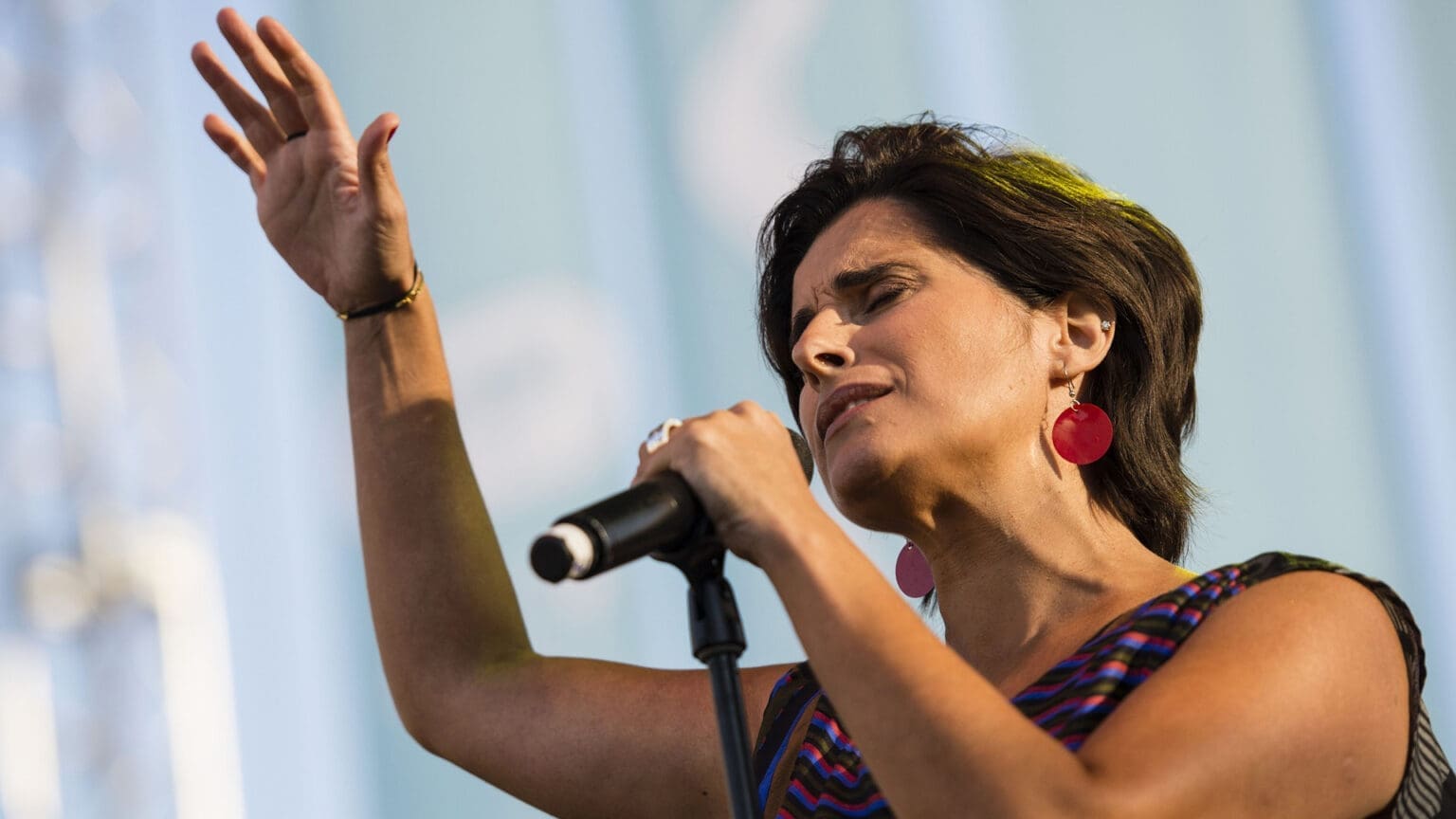 Celebrando 50 Anos de Liberdade: Cristina Branco Canta “Abril” – Um Tributo Emocionante a José Afonso