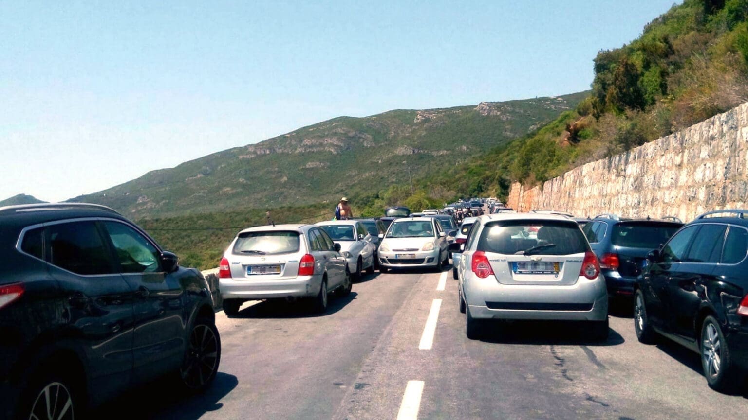 Arrábida: Caos de Verão Leva a Medidas Drásticas para Controlar Tráfego e Estacionamento