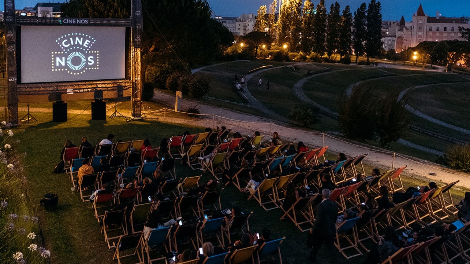 Não perca as sessões de cinema ao ar livre gratuitas em Tróia