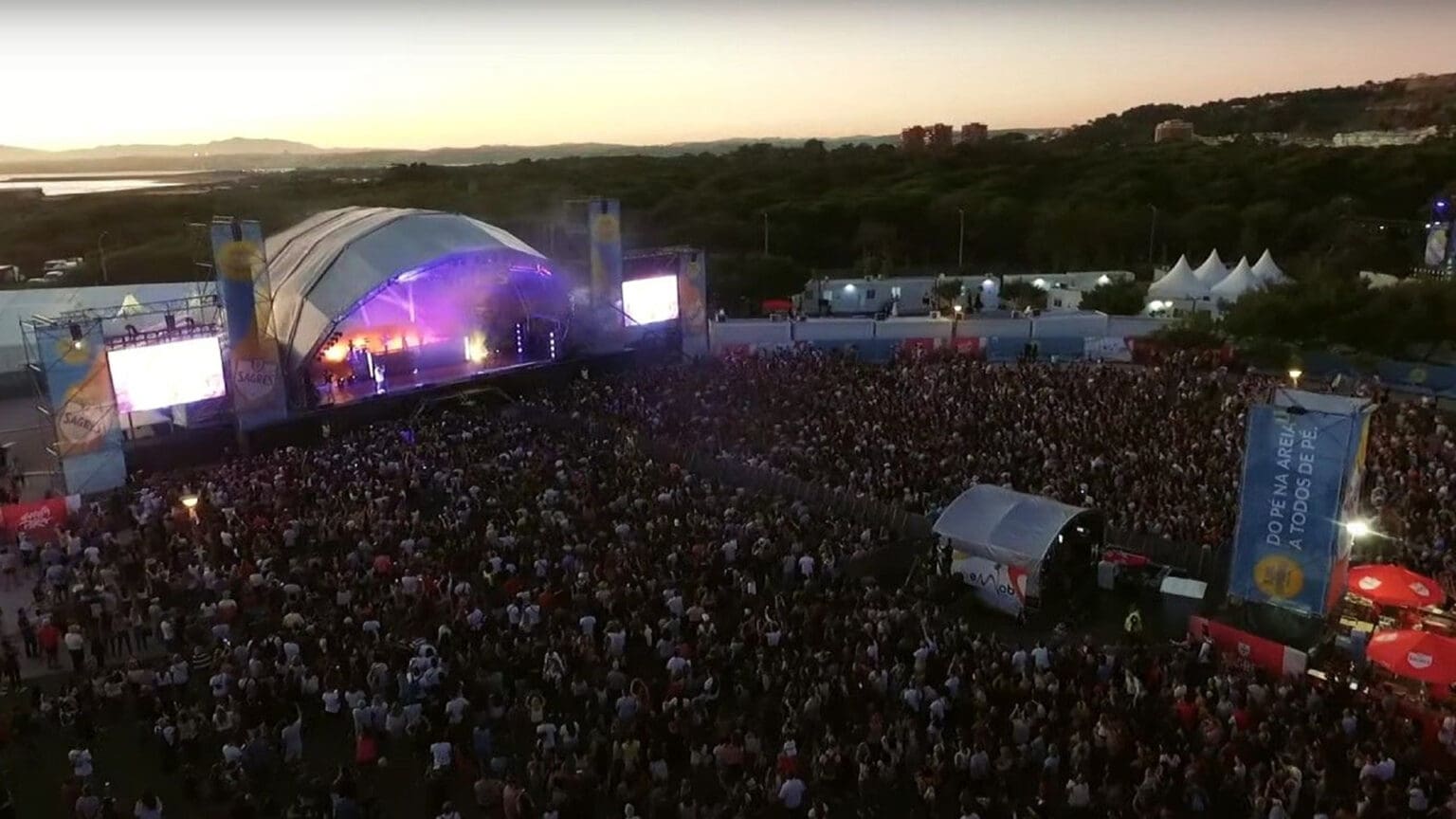 Desfrutando do Festival O Sol da Caparica: Opções Convenientes de Transporte em Almada